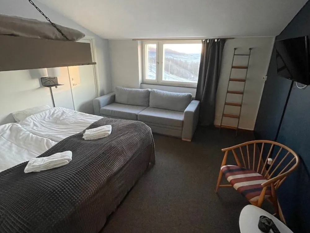 Dubbelrum med bäddsoffa och överslaf