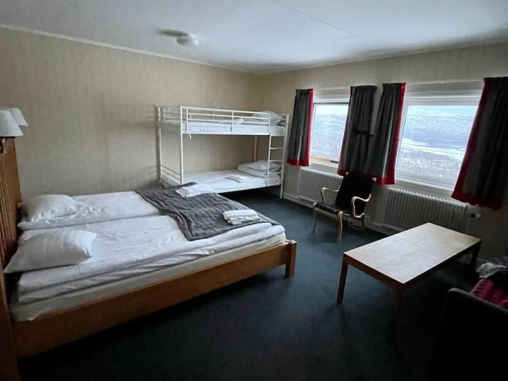 Dubbelrum med bäddsoffa och våningssäng annex